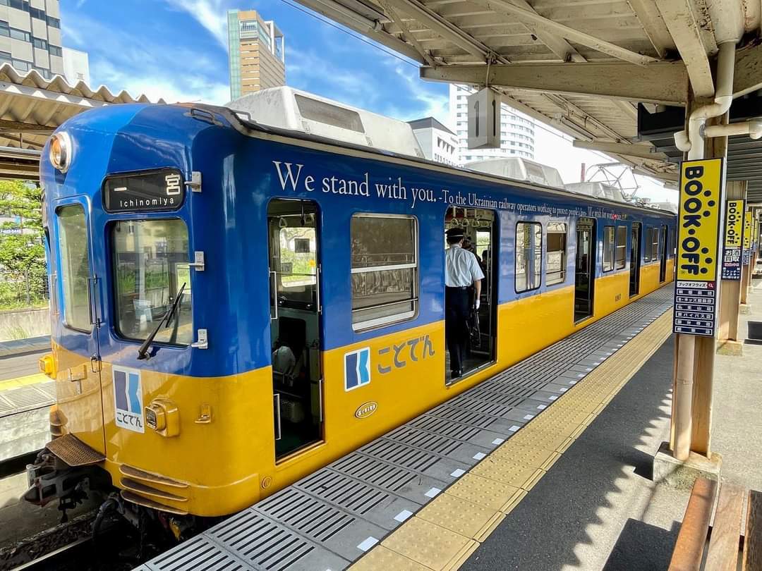 Kereta di Jepang dengan warna bendera Ukraina